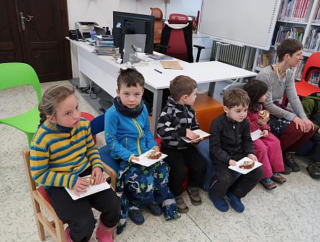 Jak pejsek s kočičkou pekli dort pro lesní školku Doma v lese, zdroj: Městská knihovna v Českém Krumlově, foto: Městská knihovna v Českém Krumlově (8/15)