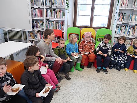 Jak pejsek s kočičkou pekli dort pro lesní školku Doma v lese, zdroj: Městská knihovna v Českém Krumlově, foto: Městská knihovna v Českém Krumlově (9/15)