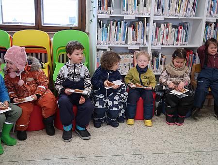Jak pejsek s kočičkou pekli dort pro lesní školku Doma v lese, zdroj: Městská knihovna v Českém Krumlově, foto: Městská knihovna v Českém Krumlově (10/15)