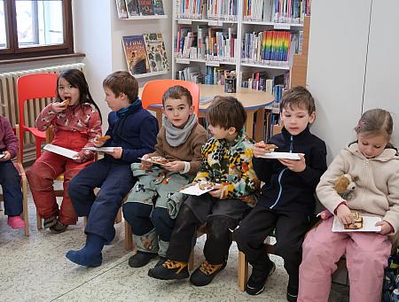 Jak pejsek s kočičkou pekli dort pro lesní školku Doma v lese, zdroj: Městská knihovna v Českém Krumlově, foto: Městská knihovna v Českém Krumlově (11/15)