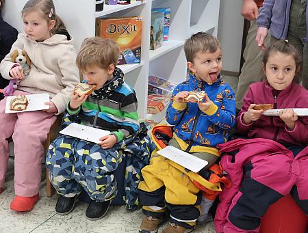 Jak pejsek s kočičkou pekli dort pro lesní školku Doma v lese, zdroj: Městská knihovna v Českém Krumlově, foto: Městská knihovna v Českém Krumlově (12/15)
