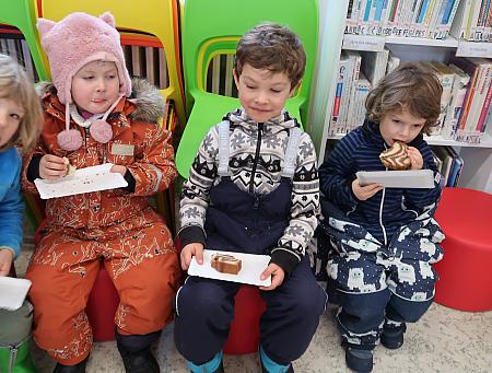 Jak pejsek s kočičkou pekli dort pro lesní školku Doma v lese, zdroj: Městská knihovna v Českém Krumlově, foto: Městská knihovna v Českém Krumlově (14/15)
