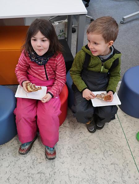 Jak pejsek s kočičkou pekli dort pro lesní školku Doma v lese, zdroj: Městská knihovna v Českém Krumlově, foto: Městská knihovna v Českém Krumlově (15/15)