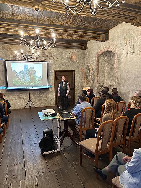 Přednáška Středověké tvrze a hrady, zdroj: Městská knihovna v Českém Krumlově, foto: Městská knihovna v Českém Krumlově (1/10)