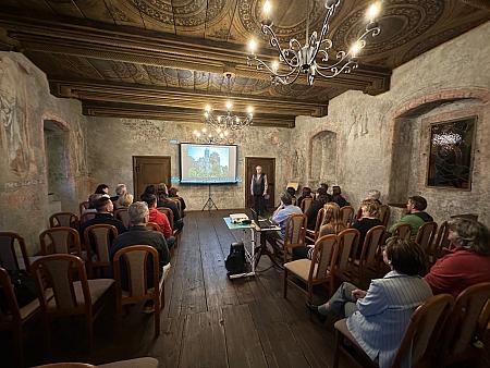 Přednáška Středověké tvrze a hrady, zdroj: Městská knihovna v Českém Krumlově, foto: Městská knihovna v Českém Krumlově (2/10)