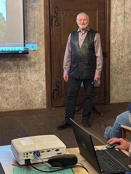 Přednáška Středověké tvrze a hrady, zdroj: Městská knihovna v Českém Krumlově, foto: Městská knihovna v Českém Krumlově (3/10)