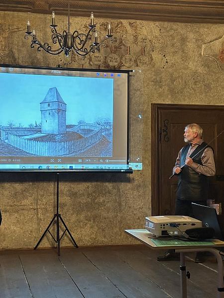Přednáška Středověké tvrze a hrady, zdroj: Městská knihovna v Českém Krumlově, foto: Městská knihovna v Českém Krumlově (5/10)