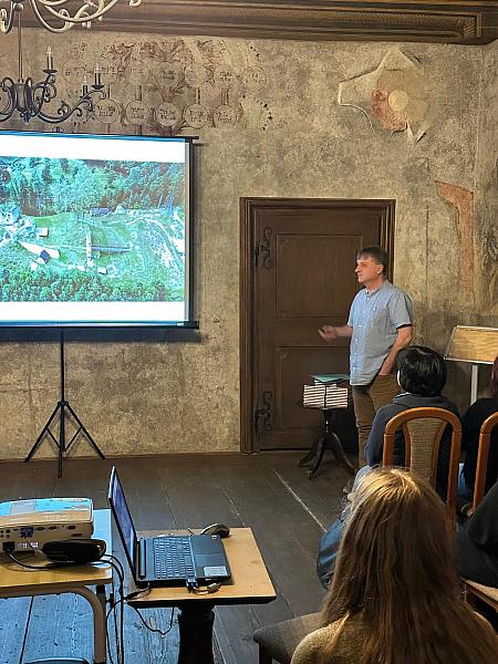 Přednáška Středověké tvrze a hrady, zdroj: Městská knihovna v Českém Krumlově, foto: Městská knihovna v Českém Krumlově (7/10)
