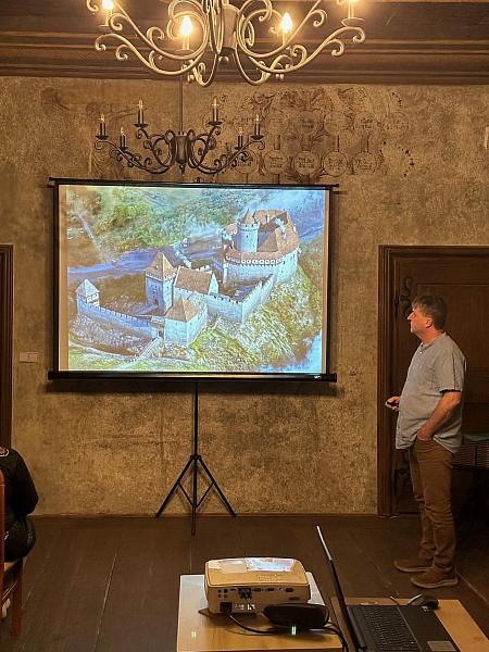 Přednáška Středověké tvrze a hrady, zdroj: Městská knihovna v Českém Krumlově, foto: Městská knihovna v Českém Krumlově (9/10)