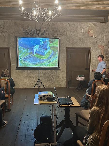 Přednáška Středověké tvrze a hrady, zdroj: Městská knihovna v Českém Krumlově, foto: Městská knihovna v Českém Krumlově (10/10)