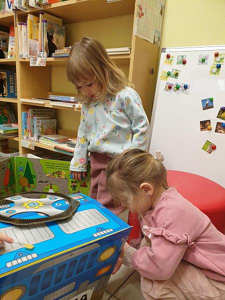 Jarní návštěva z DS Střapatá smečka na pobočce Mír, zdroj: Městská knihovna v Českém Krumlově, foto: Městská knihovna v Českém Krumlově (16/43)