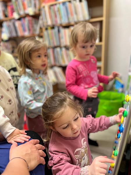 Jarní návštěva z DS Střapatá smečka na pobočce Mír, zdroj: Městská knihovna v Českém Krumlově, foto: Městská knihovna v Českém Krumlově (29/43)
