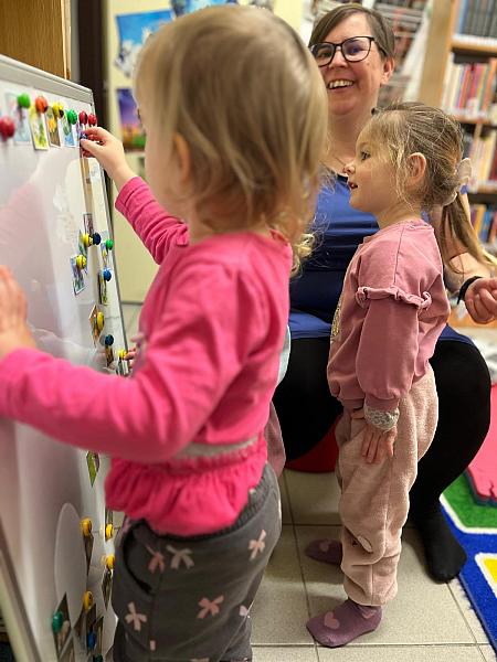 Jarní návštěva z DS Střapatá smečka na pobočce Mír, zdroj: Městská knihovna v Českém Krumlově, foto: Městská knihovna v Českém Krumlově (30/43)