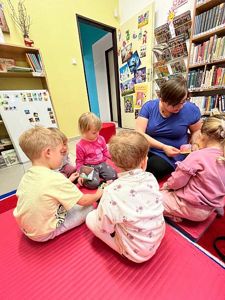 Jarní návštěva z DS Střapatá smečka na pobočce Mír, zdroj: Městská knihovna v Českém Krumlově, foto: Městská knihovna v Českém Krumlově (31/43)