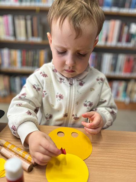 Jarní návštěva z DS Střapatá smečka na pobočce Mír, zdroj: Městská knihovna v Českém Krumlově, foto: Městská knihovna v Českém Krumlově (14/43)