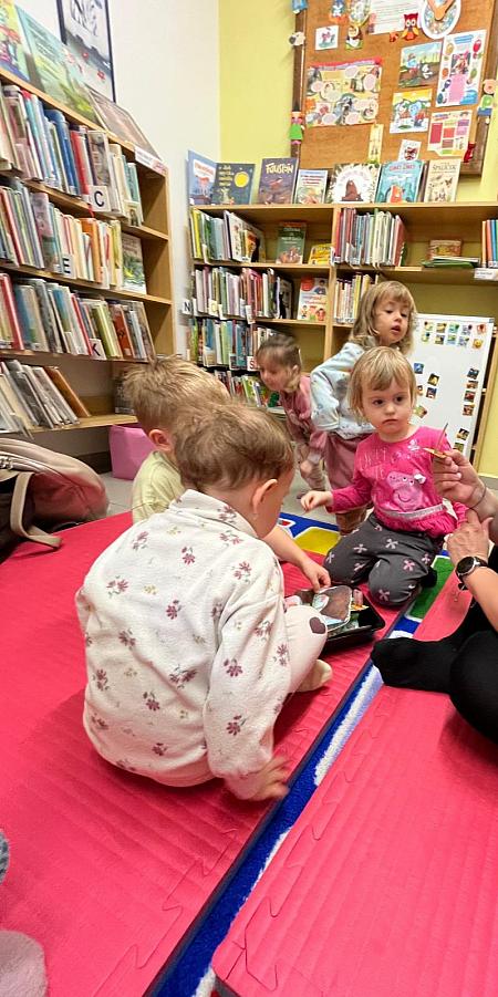 Jarní návštěva z DS Střapatá smečka na pobočce Mír, zdroj: Městská knihovna v Českém Krumlově, foto: Městská knihovna v Českém Krumlově (37/43)