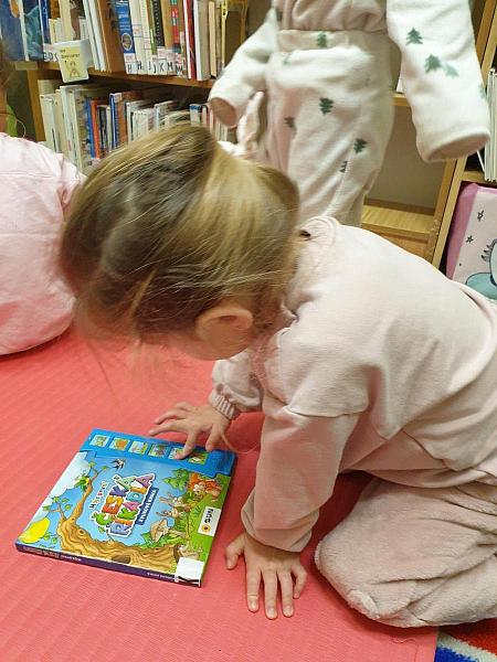 Dubnová návštěva Střapaté smečky na pobočce Mír, zdroj: Městská knihovna v Českém Krumlově, foto: Městská knihovna v Českém Krumlově (1/18)