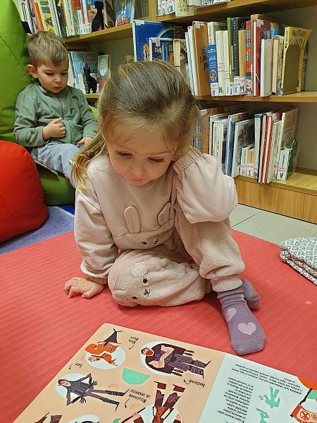 Dubnová návštěva Střapaté smečky na pobočce Mír, zdroj: Městská knihovna v Českém Krumlově, foto: Městská knihovna v Českém Krumlově (4/18)