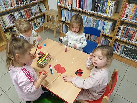 Dubnová návštěva Střapaté smečky na pobočce Mír, zdroj: Městská knihovna v Českém Krumlově, foto: Městská knihovna v Českém Krumlově (12/18)