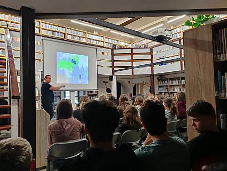 Írán není arabská země, zdroj: Městská knihovna v Českém Krumlově, foto: Městská knihovna v Českém Krumlově (5/12)