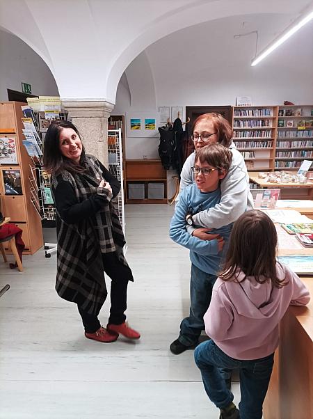 Vernisáž výstavy akrylů Francescy Svátek, zdroj: Městská knihovna v Českém Krumlově, foto: Městská knihovna v Českém Krumlově (5/14)
