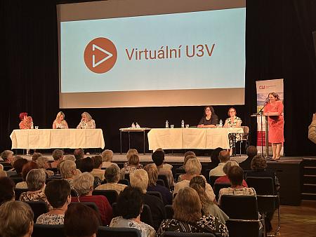 Studentky Virtuální univerzity třetího věku zakončily semestr ve Vimperku, zdroj: Městská knihovna v Českém Krumlově, foto: Městská knihovna v Českém Krumlově (2/16)