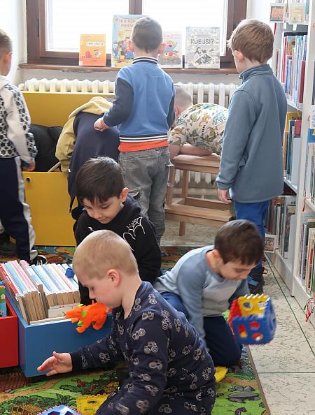 Návštěva dětí z MŠ Plešivec horní - duben 2026, zdroj: Městská knihovna v Českém Krumlově, foto: Městská knihovna v Českém Krumlově (42/76)