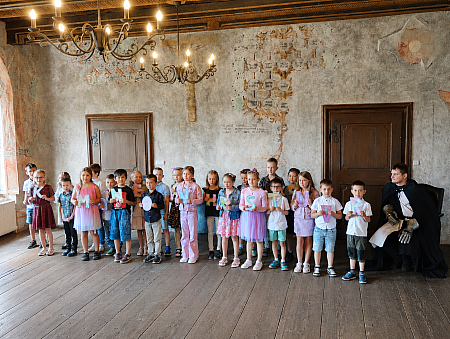 Pasování na čtenáře -  ZŠ Plešivec 1.A, 16.6.2026, zdroj: Městská knihovna v Českém Krumlově, foto: Městská knihovna v Českém Krumlově (1/13)