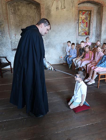 Pasování na čtenáře -  ZŠ Plešivec 1.A, 16.6.2026, zdroj: Městská knihovna v Českém Krumlově, foto: Městská knihovna v Českém Krumlově (3/13)