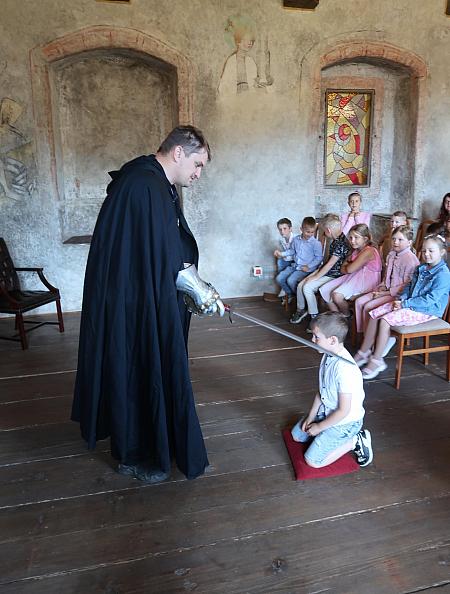 Pasování na čtenáře -  ZŠ Plešivec 1.A, 16.6.2026, zdroj: Městská knihovna v Českém Krumlově, foto: Městská knihovna v Českém Krumlově (5/13)