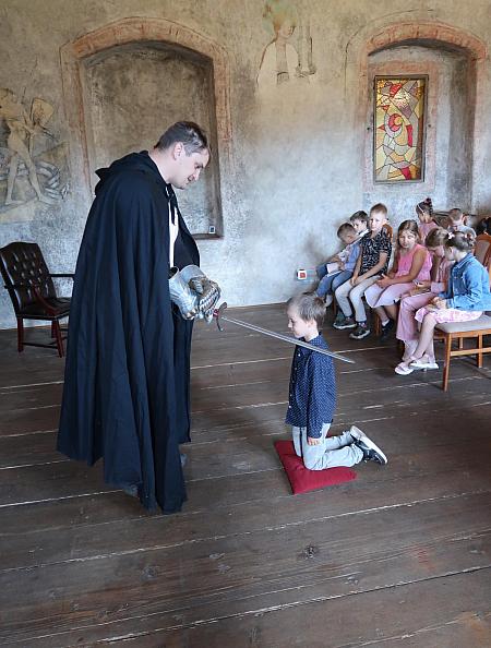 Pasování na čtenáře -  ZŠ Plešivec 1.A, 16.6.2026, zdroj: Městská knihovna v Českém Krumlově, foto: Městská knihovna v Českém Krumlově (8/13)