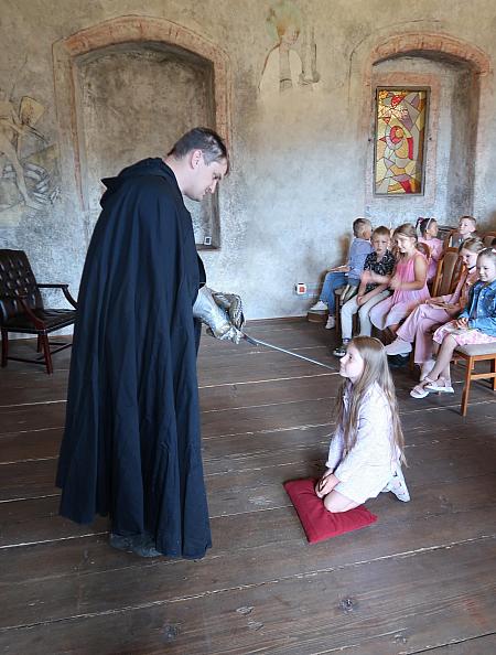 Pasování na čtenáře -  ZŠ Plešivec 1.A, 16.6.2026, zdroj: Městská knihovna v Českém Krumlově, foto: Městská knihovna v Českém Krumlově (10/13)