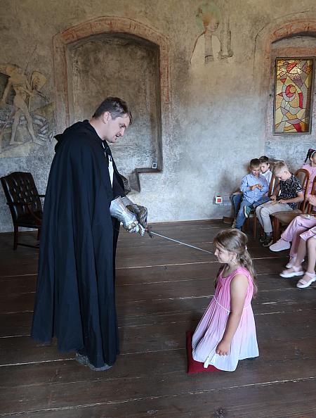 Pasování na čtenáře -  ZŠ Plešivec 1.A, 16.6.2026, zdroj: Městská knihovna v Českém Krumlově, foto: Městská knihovna v Českém Krumlově (11/13)