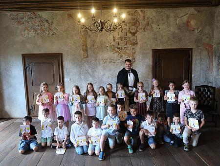 Pasování na čtenáře -  ZŠ Plešivec 1.A, 16.6.2026, zdroj: Městská knihovna v Českém Krumlově, foto: Městská knihovna v Českém Krumlově (13/13)