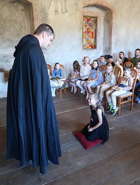 Pasování na čtenáře -  ZŠ Plešivec 1.B, 16.6.2026, zdroj: Městská knihovna v Českém Krumlově, foto: Městská knihovna v Českém Krumlově (7/14)