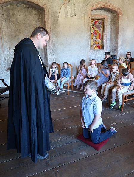 Pasování na čtenáře -  ZŠ Plešivec 1.B, 16.6.2026, zdroj: Městská knihovna v Českém Krumlově, foto: Městská knihovna v Českém Krumlově (9/14)