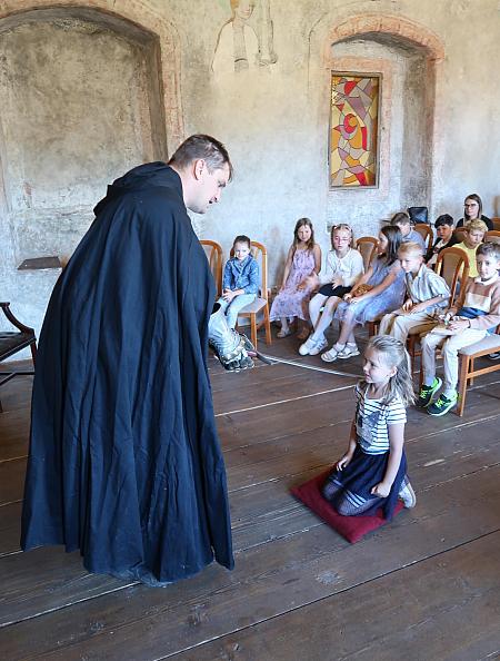 Pasování na čtenáře -  ZŠ Plešivec 1.B, 16.6.2026, zdroj: Městská knihovna v Českém Krumlově, foto: Městská knihovna v Českém Krumlově (10/14)
