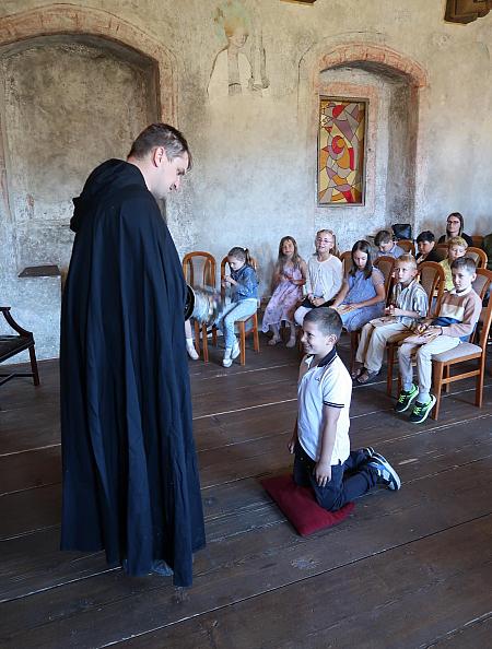 Pasování na čtenáře -  ZŠ Plešivec 1.B, 16.6.2026, zdroj: Městská knihovna v Českém Krumlově, foto: Městská knihovna v Českém Krumlově (11/14)