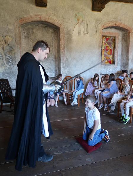 Pasování na čtenáře -  ZŠ Plešivec 1.B, 16.6.2026, zdroj: Městská knihovna v Českém Krumlově, foto: Městská knihovna v Českém Krumlově (13/14)