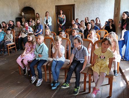 Pasování na čtenáře -  ZŠ TGM 1.A, 15.6.2026, zdroj: Městská knihovna v Českém Krumlově, foto: Městská knihovna v Českém Krumlově (8/14)