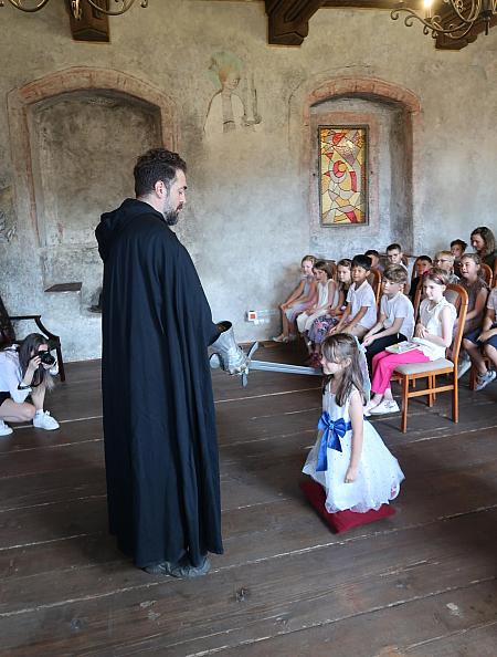 Pasování na čtenáře -  ZŠ Za Nádražím 1.C, 15.6.2026, zdroj: Městská knihovna v Českém Krumlově, foto: Městská knihovna v Českém Krumlově (7/14)