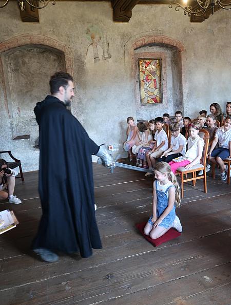 Pasování na čtenáře -  ZŠ Za Nádražím 1.C, 15.6.2026, zdroj: Městská knihovna v Českém Krumlově, foto: Městská knihovna v Českém Krumlově (8/14)