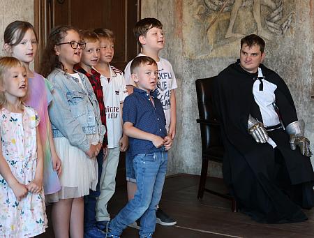 Pasování na čtenáře -  ZŠ Linecká 1.A, 19.6.2026, zdroj: Městská knihovna v Českém Krumlově, foto: Městská knihovna v Českém Krumlově (5/15)