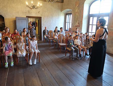 Pasování na čtenáře -  ZŠ Linecká 1.A, 19.6.2026, zdroj: Městská knihovna v Českém Krumlově, foto: Městská knihovna v Českém Krumlově (6/15)