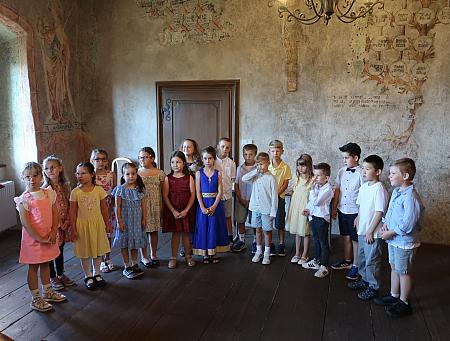 Pasování na čtenáře -  ZŠ Za Nádražím 1.A, 18.6.2026, zdroj: Městská knihovna v Českém Krumlově, foto: Městská knihovna v Českém Krumlově (4/14)