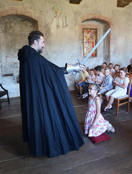 Pasování na čtenáře -  ZŠ Za Nádražím 1.A, 18.6.2026, zdroj: Městská knihovna v Českém Krumlově, foto: Městská knihovna v Českém Krumlově (10/14)
