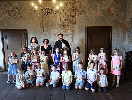 Pasování na čtenáře -  ZŠ Za Nádražím 1.A, 18.6.2026, zdroj: Městská knihovna v Českém Krumlově, foto: Městská knihovna v Českém Krumlově (13/14)