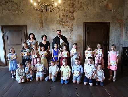 Pasování na čtenáře -  ZŠ Za Nádražím 1.A, 18.6.2026, zdroj: Městská knihovna v Českém Krumlově, foto: Městská knihovna v Českém Krumlově (14/14)