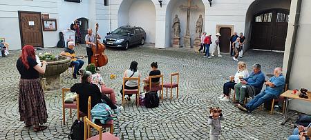 Pletky na nádvoří 13. 6. 2026, zdroj: Městská knihovna v Českém Krumlově, foto: Městská knihovna v Českém Krumlově (3/41)