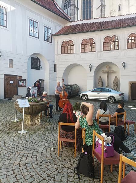 Pletky na nádvoří 13. 6. 2026, zdroj: Městská knihovna v Českém Krumlově, foto: Městská knihovna v Českém Krumlově (22/41)
